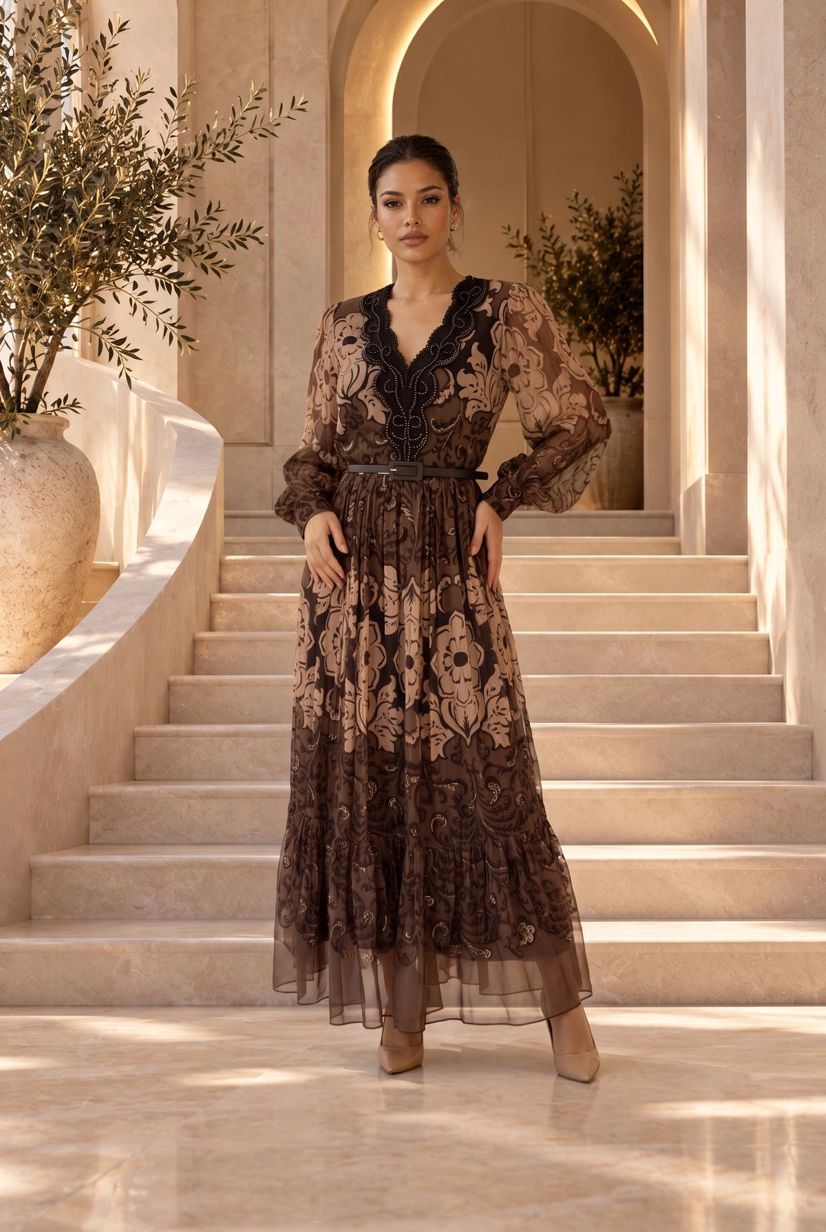 Robe longue à motifs ornementaux marron et beige