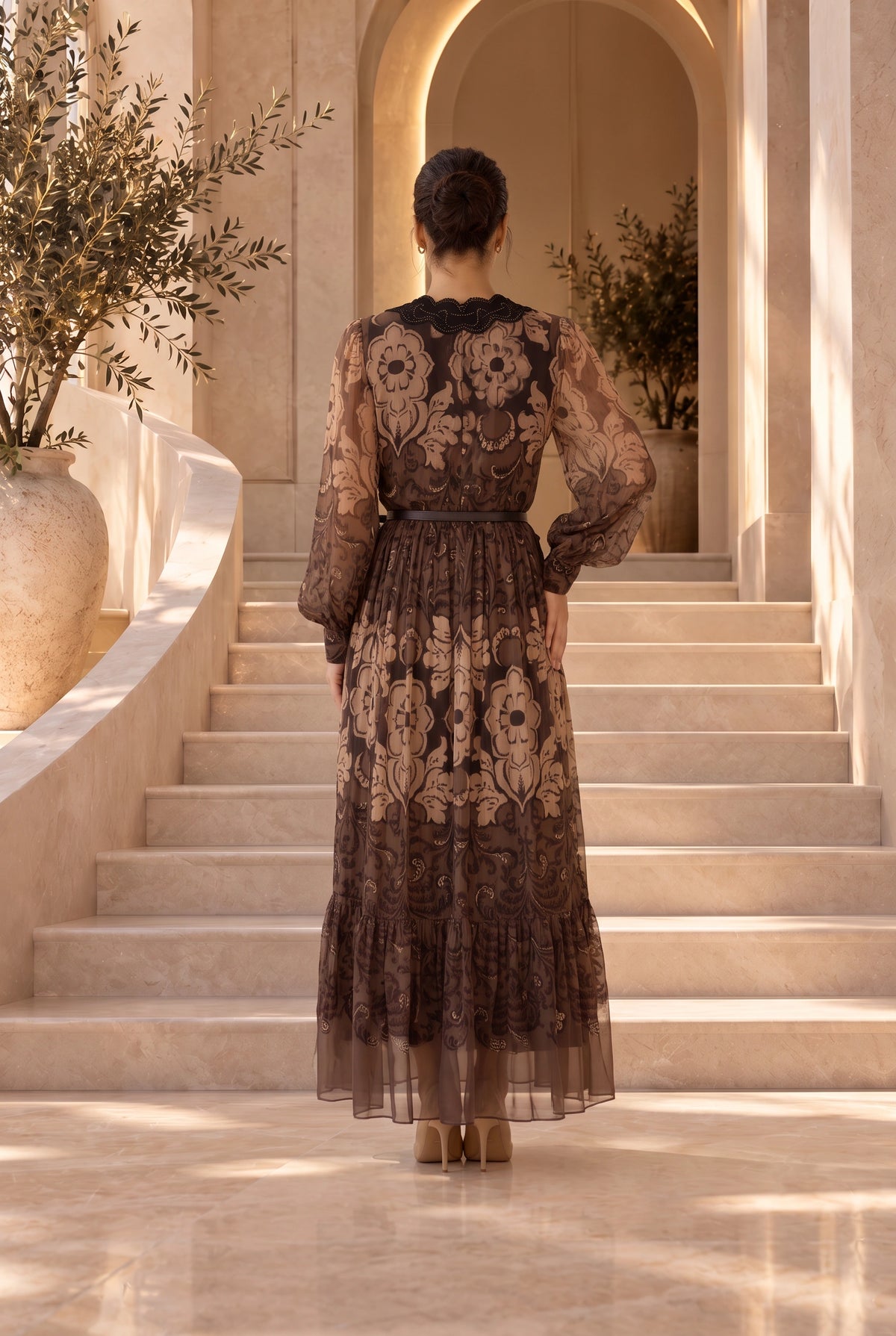 Robe longue à motifs ornementaux marron et beige
