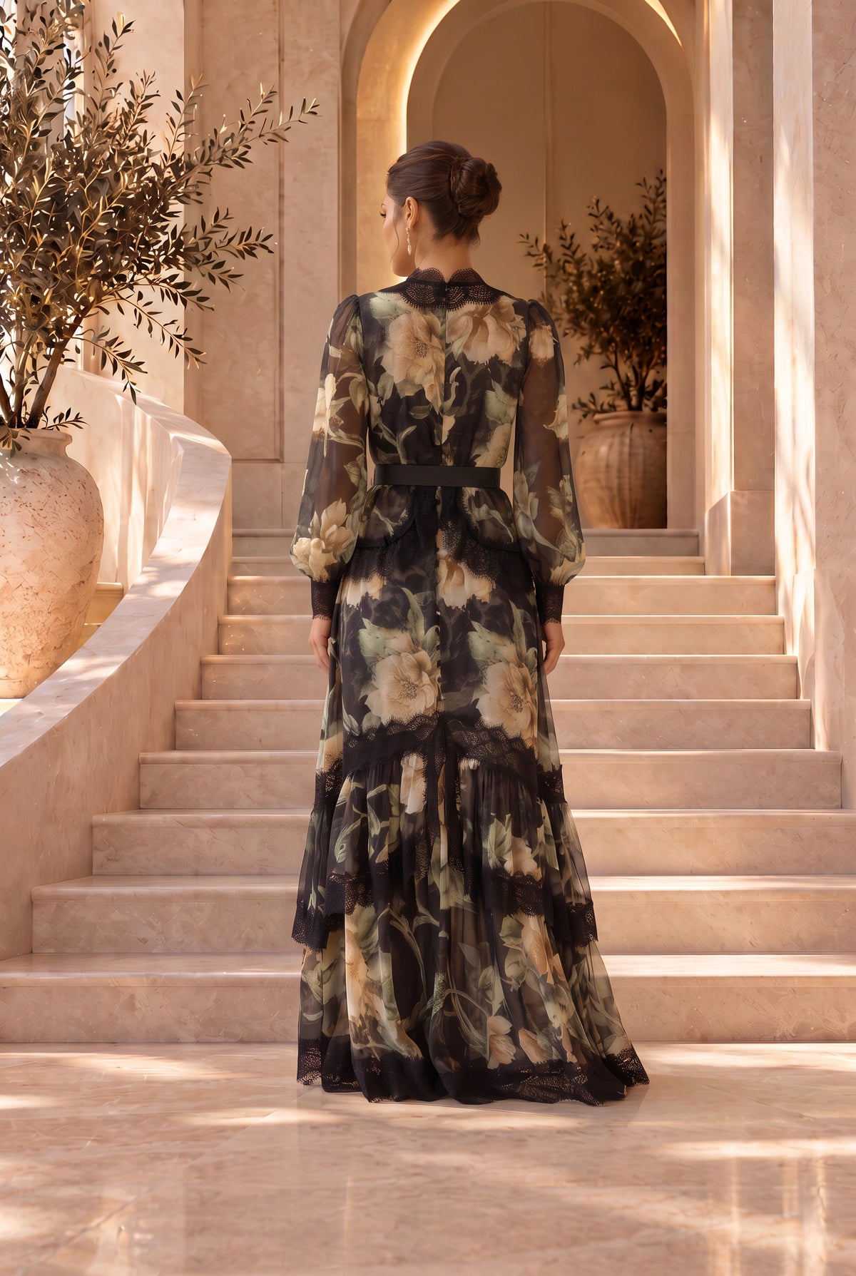 Robe longue noire à fleurs beige et détails de dentelle